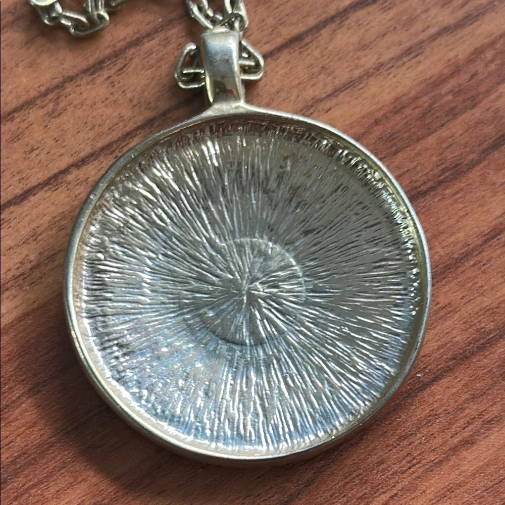 Gold Pendant coin shaped Necklace - Picture 2 of 3